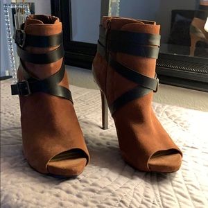 Brown booties with leather accents 💥